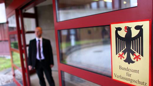 Was macht eigentlich der Verfassungsschutz?       -  Das Bundesamt für Verfassungsschutz steht derzeit im Kreuzfeuer der Kritik. Von vielen Seiten wird gar die Abschaffung der Behörde gefordert. In dem Medien fällt ihr Name im Minutentakt. Doch was macht das Amt überhaupt?