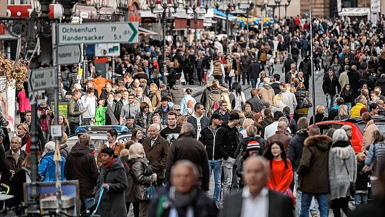 Mantelsonntag - Zahlreiche Menschen aus der gesamten Region zog es zum Mantelsonntag in die Stadt, hier ein Blick in die Domstraße. Die Veranstalter schätzendass es 140 000 Besucher waren. Mantelsonntag - Zahlreiche Menschen aus der gesamten Region zog es zum Mantelsonntag in die Stadt, hier ein Blick in die Domstraße. Die Veranstalter schätzendass es 140 000 Besucher waren.