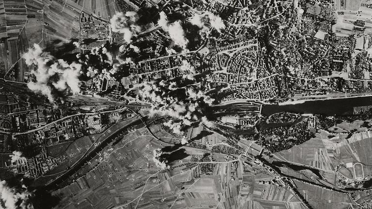 Kriegszeit ist Krisenzeit und die Zeit danach häufig auch. Hier: Die Bombardierung Schweinfurts im Zweiten Weltkrieg, Luftangriffe durch die Alliierten wurden von 1943 bis 1945 auf Industrieanlagen geflogen. Kriegszeit ist Krisenzeit und die Zeit danach häufig auch. Hier: Die Bombardierung Schweinfurts im Zweiten Weltkrieg, Luftangriffe durch die Alliierten wurden von 1943 bis 1945 auf Industrieanlagen geflogen.