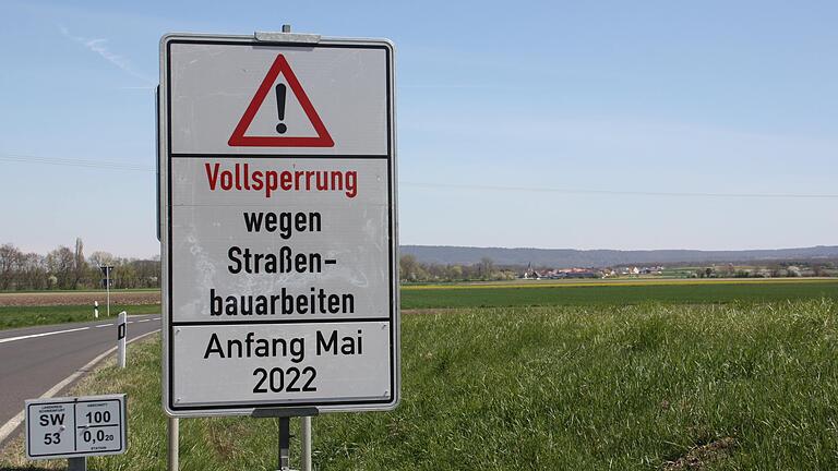 Seit einigen Tagen steht ein Hinweisschild an der Kreisstraße SW 53 von Alitzheim nach Mönchstockheim, das Verkehrsteilnehmer darüber informiert, dass die Strecke ab Anfang Mai komplett für den Verkehr gesperrt wird. Die Sperrung soll bis Ende Juli gehen. Seit einigen Tagen steht ein Hinweisschild an der Kreisstraße SW 53 von Alitzheim nach Mönchstockheim, das Verkehrsteilnehmer darüber informiert, dass die Strecke ab Anfang Mai komplett für den Verkehr gesperrt wird. Die Sperrung soll bis Ende Juli gehen.