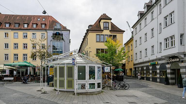 Nach dem Auszug vom Blumenladen 'Holländer' aus dem Pavillon am Sternplatz, steht dieser nun länger leer. 2024 soll der Pavillon dann verschwinden. Nach dem Auszug vom Blumenladen 'Holländer' aus dem Pavillon am Sternplatz, steht dieser nun länger leer. 2024 soll der Pavillon dann verschwinden. 