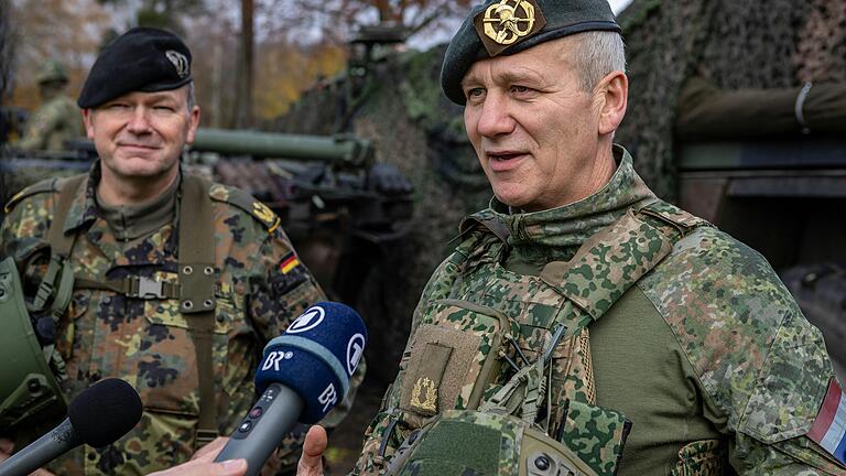 Die 10. Panzerdivision übt erstmals mit ihrer neu unterstellten niederländischen Brigade die Bündnisverteidigung in Wildflecken. Brigadegeneral Gert-Jan Kooij im Gespräch mit den Pressevertretern. Im Hintergrund Generalsmajor Ruprecht von Butler.