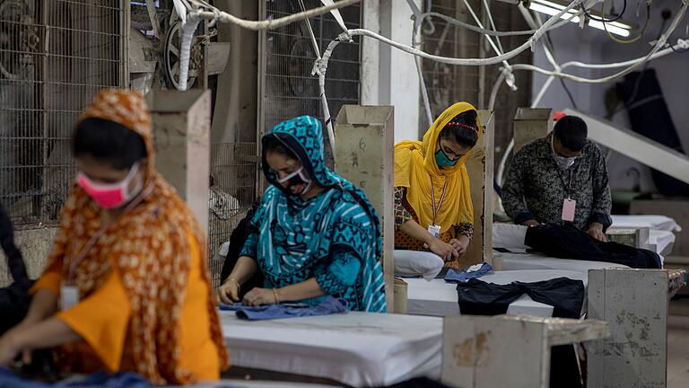 Textilindustrie in Bangladesch       -  Frauen in Bangladesch arbeiten in einer Textilfabrik. (Foto Archiv)