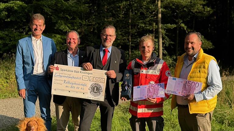 Auf dem Foto von links: 2. Vizepräsident des Lions Clubs Bad Kissingen, Michael Rendl, East-Präsident Horst Waldner, Präsident Roman Riedel mit dem stellvertretenden Leiter der Rettungshundestaffel, Ferdinand Mihm und Clubmaster Peter Nägle. Im V... - Auf dem Foto von links: 2. Vizepräsident des Lions Clubs Bad Kissingen, Michael Rendl, East-Präsident Horst Waldner, Präsident Roman Riedel mit dem stellvertretenden Leiter der Rettungshundestaffel, Ferdinand Mihm und Clubmaster Peter Nägle. Im Vordergrund „Löwenhund“ Baidu. Auf dem Foto von links: 2. Vizepräsident des Lions Clubs Bad Kissingen, Michael Rendl, East-Präsident Horst Waldner, Präsident Roman Riedel mit dem stellvertretenden Leiter der Rettungshundestaffel, Ferdinand Mihm und Clubmaster Peter Nägle. Im V... - Auf dem Foto von links: 2. Vizepräsident des Lions Clubs Bad Kissingen, Michael Rendl, East-Präsident Horst Waldner, Präsident Roman Riedel mit dem stellvertretenden Leiter der Rettungshundestaffel, Ferdinand Mihm und Clubmaster Peter Nägle. Im Vordergrund „Löwenhund“ Baidu.