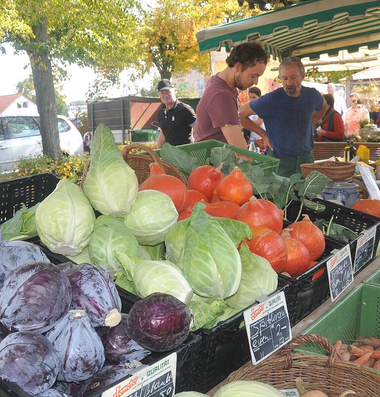 Auf dem Bauernmarkt - Bio Erzeugnisse direkt vom Demeter-Hof Wörle Foto: Rainer Weis Auf dem Bauernmarkt - Bio Erzeugnisse direkt vom Demeter-Hof Wörle Foto: Rainer Weis