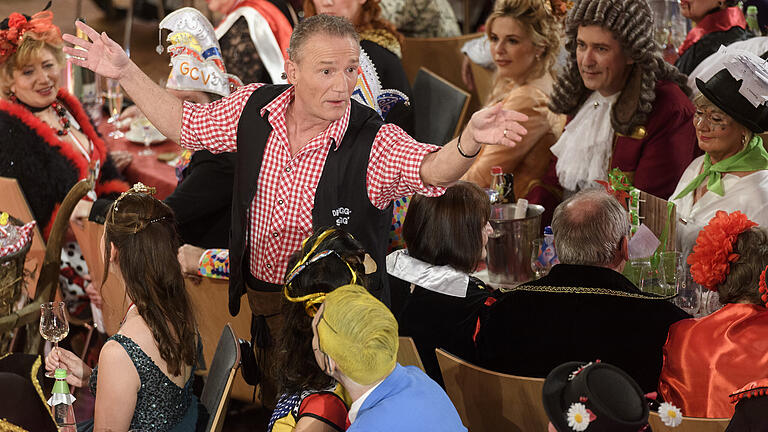 Michl Müller in seinem Element mitten im Publikum bei 'Fastnacht in Franken' 2020 in Veitshöchheim. Kurz danach kam Corona - und deshalb wird es solch ein Bild bei der Fernseh-Fastnacht im kommenden Jahr nicht geben. Michl Müller in seinem Element mitten im Publikum bei 'Fastnacht in Franken' 2020 in Veitshöchheim. Kurz danach kam Corona - und deshalb wird es solch ein Bild bei der Fernseh-Fastnacht im kommenden Jahr nicht geben.