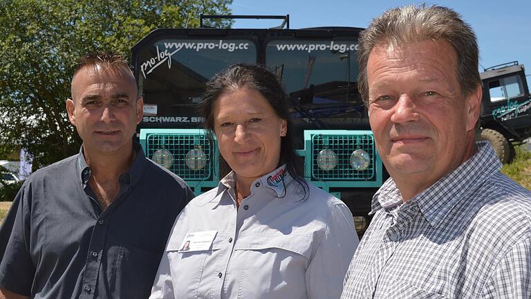 Stellten die Abenteuer & Allrad 2.0 vor: pro-log-Pressesprecher Thomas Schmitt, Geschäftsführerin Marion Ripberger und Milan Percic. Stellten die Abenteuer & Allrad 2.0 vor: pro-log-Pressesprecher Thomas Schmitt, Geschäftsführerin Marion Ripberger und Milan Percic.