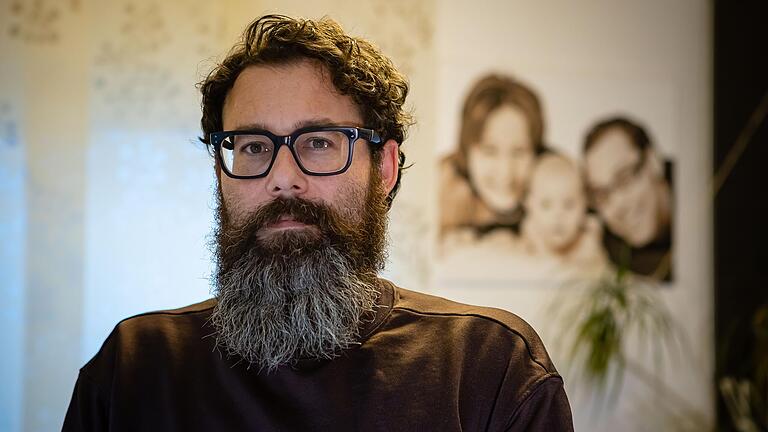 Als Oliver Bechmann 18 Jahre alt war, begannen die Symptome. Lange waren Ärztinnen und Ärzte ratlos – erst zwölf Jahre später erhielt er die Diagnose Morbus Bechterew. Als Oliver Bechmann 18 Jahre alt war, begannen die Symptome. Lange waren Ärztinnen und Ärzte ratlos – erst zwölf Jahre später erhielt er die Diagnose Morbus Bechterew.