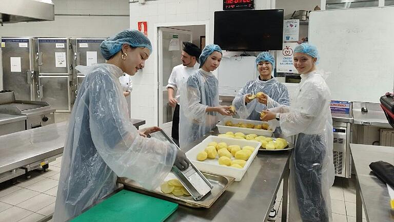 Fleißig bei der Tortillazubereitung. Fleißig bei der Tortillazubereitung.