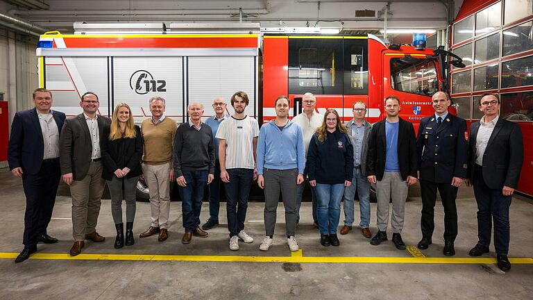 Auf dem Foto (von links): Erster Vorsitzender Gregor Weigel, Erster Bürgermeister Michael Hombach, Verena Richter (Stadtverwaltung), Peter Heßler, Bernhard Büttner, Eberhard Ragg, Lukas Hofmann, Tobias Brust, Jürgen Brust, Klarissa Nuß, stellvertretender Kommandant Florian Langen, Erster Kommandant Andreas Büttner, KBI Stephan Brust, stellvertretender Vorsitzender Alex Hofmann.
