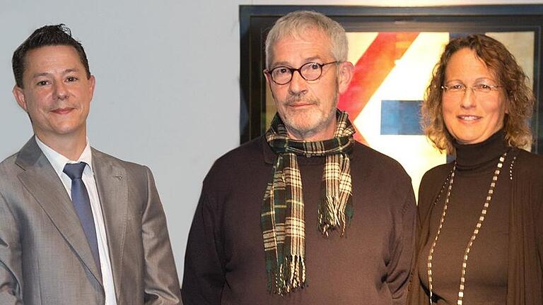 Bei der Vernissage: “ICONS - Zettelgeschichten - Skulpturen“, unter diesem Titel stellt Ulrich F. Kastilan bei der Wittenstein AG aus, hier der Künstler (Mitte) mit Sabine Maier und Sascha von Berchem. Bei der Vernissage: “ICONS - Zettelgeschichten - Skulpturen“, unter diesem Titel stellt Ulrich F. Kastilan bei der Wittenstein AG aus, hier der Künstler (Mitte) mit Sabine Maier und Sascha von Berchem.
