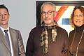 Bei der Vernissage: &ldquo;ICONS - Zettelgeschichten - Skulpturen&ldquo;, unter diesem Titel stellt Ulrich F. Kastilan  bei der Wittenstein AG aus, hier der  Künstler (Mitte) mit Sabine Maier und Sascha von Berchem.