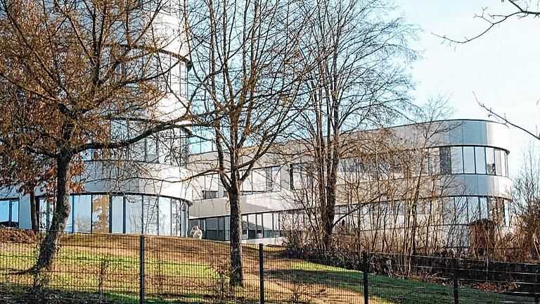 Blick auf den Neubau: Die Außenfassade ist bereits fertig, zurzeit läuft noch der Innenausbau in allen Stockwerken.