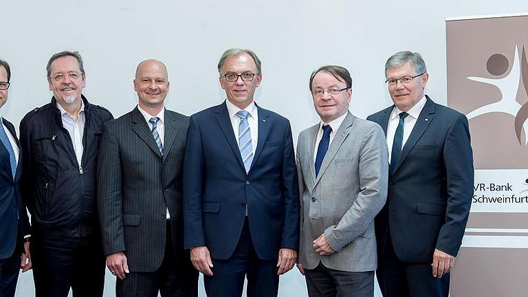 Die VR-Bank Schweinfurt-Stiftung hat sich erstmals der Öffentlichkeit vorgestellt. Von links: der Vorstandsvorsitzende Frank Hefner, Beirat Jochen Keßler-Rosa, Beirat Roman Weigler, Vorstand Uwe Benkert, Beiratsvorsitzender Karl-Heinz Körblein und Vorstand Wolfgang Schech. Die VR-Bank Schweinfurt-Stiftung hat sich erstmals der Öffentlichkeit vorgestellt. Von links: der Vorstandsvorsitzende Frank Hefner, Beirat Jochen Keßler-Rosa, Beirat Roman Weigler, Vorstand Uwe Benkert, Beiratsvorsitzender Karl-Heinz Körblein und Vorstand Wolfgang Schech.