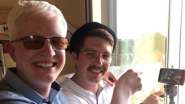 Die beiden Schwemmelsbacher Christian Hofmann (links) und Philipp Koch bei den Dreharbeiten für das gut 90 Sekunden lange Video aus Wasserlosen. Drei Tage lang waren sie unterwegs, um Highlights aus den acht Ortsteilen vor die Linse zu bekommen. Die beiden Schwemmelsbacher Christian Hofmann (links) und Philipp Koch bei den Dreharbeiten für das gut 90 Sekunden lange Video aus Wasserlosen. Drei Tage lang waren sie unterwegs, um Highlights aus den acht Ortsteilen vor die Linse zu bekommen.
