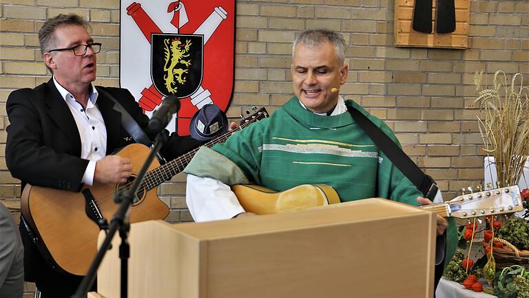 Nach der Lesung offenbarte der neue Militärpfarrer, dass er auch musikalisch etwas drauf hat, als er im Duett mit Oberstabsfeldwebel Jürgen Bauer zur Gitarre griff und den Halleluja-Gesang aus Taizé anstimmte. Nach der Lesung offenbarte der neue Militärpfarrer, dass er auch musikalisch etwas drauf hat, als er im Duett mit Oberstabsfeldwebel Jürgen Bauer zur Gitarre griff und den Halleluja-Gesang aus Taizé anstimmte.