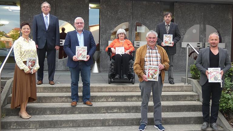 Zum Dank für ihre Arbeit im Gemeinderat überreichte Bürgermeister Bernhard Ruß (hinten links) das Gemeindewappen an (von links) Antonie Bergmann, Klaus Holland, Doris Kümmel, Heinrich Schmitt, Robert Wagner und Thomas Mahr. Es fehlt Roland Mahr. Zum Dank für ihre Arbeit im Gemeinderat überreichte Bürgermeister Bernhard Ruß (hinten links) das Gemeindewappen an (von links) Antonie Bergmann, Klaus Holland, Doris Kümmel, Heinrich Schmitt, Robert Wagner und Thomas Mahr. Es fehlt Roland Mahr.