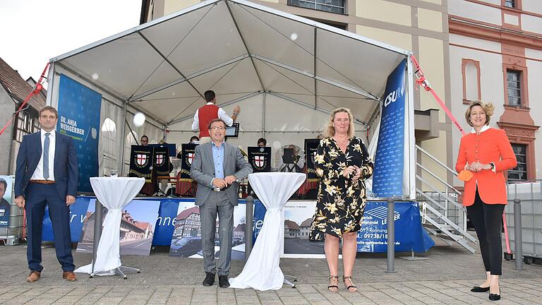 Die Musik ist bereit, aber gleich kommt der Regen und damit der Umzug ins Rathaus. Die bayerische Ministerin für Wohnen, Bauen und Verkehr, Kerstin Schreyer (CSU - Zweite von rechts), war auf Einladung von MdB Anja Weisgerber (rechts) nach Stadtlauringen gekommen. Fachliche Ansprechpartner für die Innenortentwicklung in Stadtlauringen und seinen Ortsteilen waren von links CSU-Ortsverbandsvorsitzender Heiko Zimny und Bürgermeister Friedel Heckenlauer. Die Musik ist bereit, aber gleich kommt der Regen und damit der Umzug ins Rathaus. Die bayerische Ministerin für Wohnen, Bauen und Verkehr, Kerstin Schreyer (CSU - Zweite von rechts), war auf Einladung von MdB Anja Weisgerber (rechts) nach Stadtlauringen gekommen. Fachliche Ansprechpartner für die Innenortentwicklung in Stadtlauringen und seinen Ortsteilen waren von links CSU-Ortsverbandsvorsitzender Heiko Zimny und Bürgermeister Friedel Heckenlauer. 
