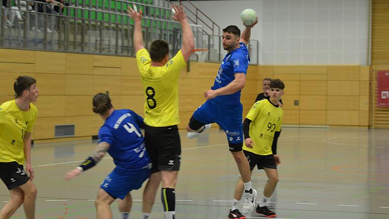 Schweinfurts Christian Fey (2.v.r.) beim Sprungwurf, beobachtet unter anderen von Teamkollege Jan Scholich (2.v.l.) und Giebelstadts Andreas Michel (Mitte). Schweinfurts Christian Fey (2.v.r.) beim Sprungwurf, beobachtet unter anderen von Teamkollege Jan Scholich (2.v.l.) und Giebelstadts Andreas Michel (Mitte).