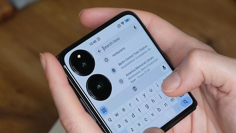 Xiaomi Mix Flip - Um das Tippen auf dem kleinen Außendisplay zu erleichtern, lässt sich das Mix Flip einfach umdrehen. Dann nutzt die Tastatur die volle Breite des Displays unterhalb der beiden Kameras. Xiaomi Mix Flip - Um das Tippen auf dem kleinen Außendisplay zu erleichtern, lässt sich das Mix Flip einfach umdrehen. Dann nutzt die Tastatur die volle Breite des Displays unterhalb der beiden Kameras.