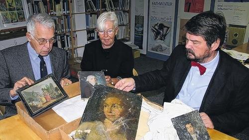 Hans-Georg und Karin Dörken mit Erich Schneider beim Auspacken des Kartons mit der Aufschrift „ausgebombte Gemälde“. In der Mitte das Porträt von Barbara, der schönen Frau des Malers Conrad Geiger. Hans-Georg und Karin Dörken mit Erich Schneider beim Auspacken des Kartons mit der Aufschrift „ausgebombte Gemälde“. In der Mitte das Porträt von Barbara, der schönen Frau des Malers Conrad Geiger.