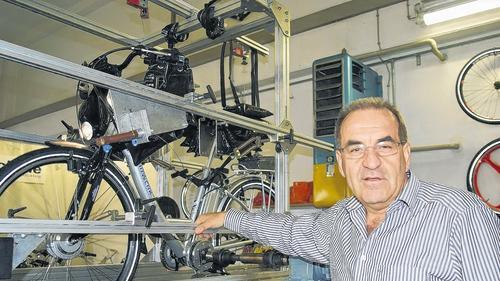 Selbst entwickelt: Die Teststände entwickelt die Firma velotech.de selbst. Im Bild Ernst Brust. Selbst entwickelt: Die Teststände entwickelt die Firma velotech.de selbst. Im Bild Ernst Brust.