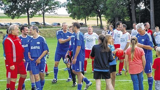 Fachsimpeln mit dem Rügheimer AH-Trainer Klaus Werner (links) und begehrte Autogramme vom Fallrückzieher-Künstler Klaus Fischer (rechts). Fachsimpeln mit dem Rügheimer AH-Trainer Klaus Werner (links) und begehrte Autogramme vom Fallrückzieher-Künstler Klaus Fischer (rechts).