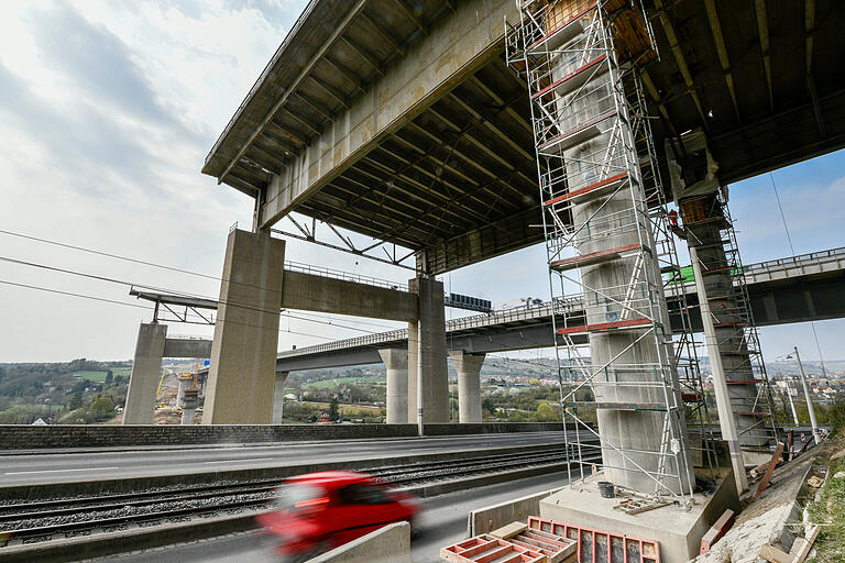 Noch bis Sonntag, 28. April, ist die Heuchelhofstraße samt Straßenbahn und Fuß- und Radweg wegen des Brückenrückbaus an der A3 komplett dicht. Rechts im Bild die beiden Hilfsstützen, das Foto entstand vor der Sperrung.