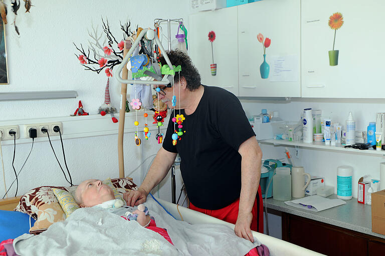 Auch wenn er nicht sicher sein kann, was seine Frau im Wachkoma empfinden kann, hat Frank Büttner das Kranken- und Schlafzimmer bunt und lebhaft geschmückt. Auch wenn er nicht sicher sein kann, was seine Frau im Wachkoma empfinden kann, hat Frank Büttner das Kranken- und Schlafzimmer bunt und lebhaft geschmückt.
