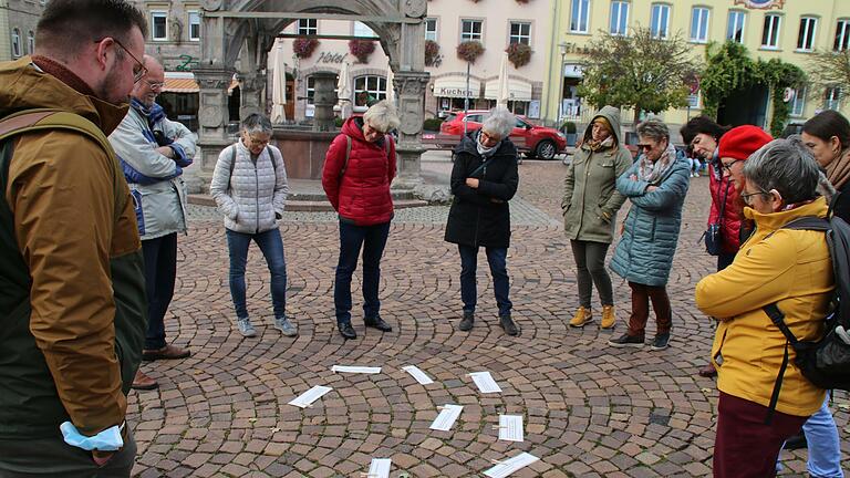 Die Teilnehmer suchen Zitate aus und interpretieren sie.       -  Die Teilnehmer suchen Zitate aus und interpretieren sie.