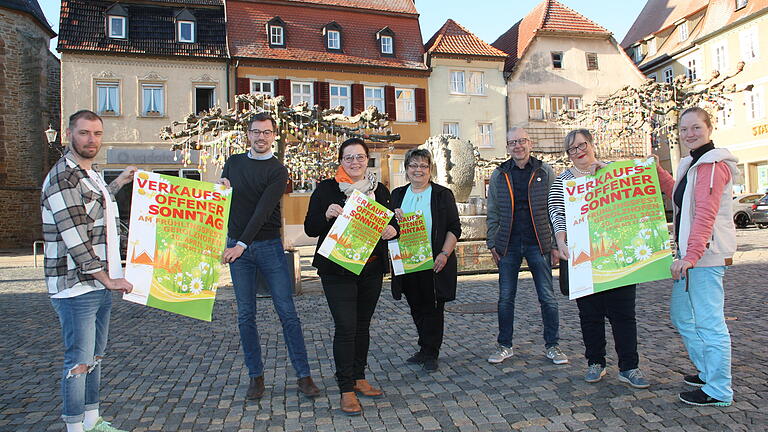 Am 10. April 2022 wird es in Gerolzhofen wieder ein Frühlingsfest geben, das der Gewerbeverein Gerolzhofen-aktiv organisiert. Im Bild der Vorstand mit (von links) Achim Kaufmann (Vorstandsmitglied für Kommunikation), Daniel Hausmann (Veranstaltungen), Sandra Ring (Kundenbindung), Petra Aumüller (Geo-aktiv-Card), Günter Iff (Vereinsmanagement), Irene Schmitt (Sprecherin des Beirats) und Christine Dittmeier (Finanzen). Am 10. April 2022 wird es in Gerolzhofen wieder ein Frühlingsfest geben, das der Gewerbeverein Gerolzhofen-aktiv organisiert. Im Bild der Vorstand mit (von links) Achim Kaufmann (Vorstandsmitglied für Kommunikation), Daniel Hausmann (Veranstaltungen), Sandra Ring (Kundenbindung), Petra Aumüller (Geo-aktiv-Card), Günter Iff (Vereinsmanagement), Irene Schmitt (Sprecherin des Beirats) und Christine Dittmeier (Finanzen).