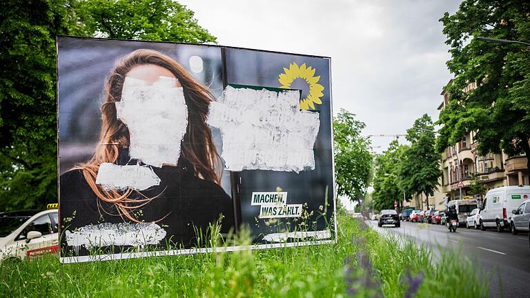 Plakate zur Europawahl.jpeg       -  Ein beschädigtes Wahlplakat der Grünen in Berlin (Symbolbild).