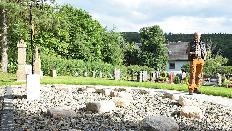 Ortssprecher Achim Reß teilte mit, dass mehrere ehrenamtliche Helfer aus dem Dorf das Urnenbeet auf dem Friedhof von Frickenhausen hergerichtet haben. Ortssprecher Achim Reß teilte mit, dass mehrere ehrenamtliche Helfer aus dem Dorf das Urnenbeet auf dem Friedhof von Frickenhausen hergerichtet haben.
