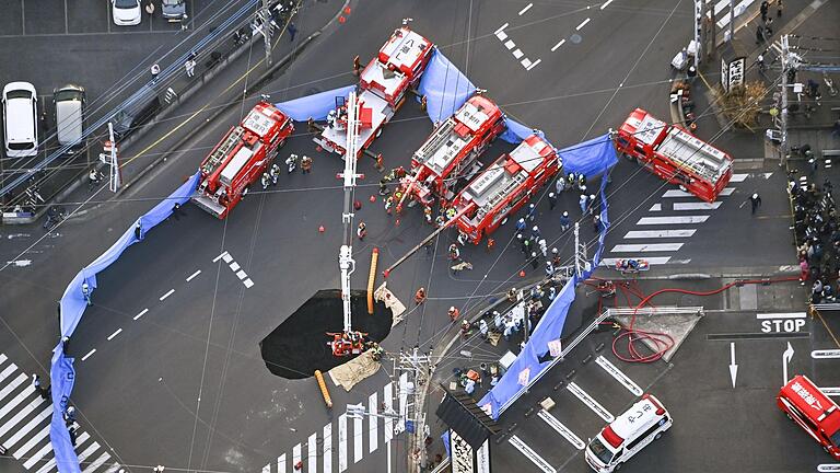Senkloch an Kreuzung bei Tokio - Mitten auf einer Kreuzung brach in Japan die Straße ein. Senkloch an Kreuzung bei Tokio - Mitten auf einer Kreuzung brach in Japan die Straße ein.