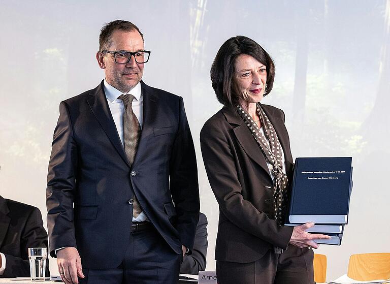 Der Wiesbadener Rechtsanwalt Hendrik Schneider hat mit seinem Team das Missbrauchsgutachten erstellt. Mit Anja Amend-Traut, Vorsitzender der Unabhängigen Kommission zur Aufarbeitung von sexuellem Missbrauch im Bistum Würzburg, stellte er es jetzt vor. Der Wiesbadener Rechtsanwalt Hendrik Schneider hat mit seinem Team das Missbrauchsgutachten erstellt. Mit Anja Amend-Traut, Vorsitzender der Unabhängigen Kommission zur Aufarbeitung von sexuellem Missbrauch im Bistum Würzburg, stellte er es jetzt vor. 