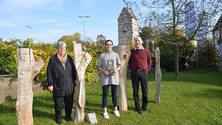 Umgeben von der Stelengruppe 'Die vier Jahreszeiten' stellten (von links) Brunhilde Hergenhan, Vorsitzende der Lebenshilfe Rhön-Grabfeld, Holzbildhauerin Johanna Helle und Geschäftsführer Jens Fuhl den 'Lebenshilfe Award' vor, der jährlich an treue Unterstützer des Vereins vergeben werden soll. Umgeben von der Stelengruppe 'Die vier Jahreszeiten' stellten (von links) Brunhilde Hergenhan, Vorsitzende der Lebenshilfe Rhön-Grabfeld, Holzbildhauerin Johanna Helle und Geschäftsführer Jens Fuhl den 'Lebenshilfe Award' vor, der jährlich an treue Unterstützer des Vereins vergeben werden soll.