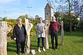 Umgeben von der Stelengruppe 'Die vier Jahreszeiten' stellten (von links) Brunhilde Hergenhan, Vorsitzende der Lebenshilfe Rhön-Grabfeld, Holzbildhauerin Johanna Helle und Geschäftsführer Jens Fuhl den 'Lebenshilfe Award' vor, der jährlich an treue Unterstützer des Vereins vergeben werden soll.