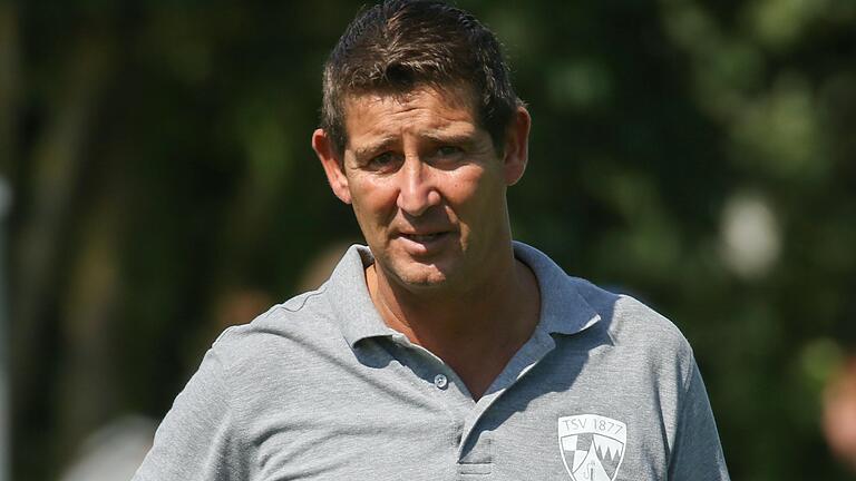 Oliver Bieber trainiert den TSV Gerbrunn seit Sommer 2019. Es ist seine zweite Amtszeit am Mühlweg, da er die Gerbrunner Fußballer bereits von 2007 bis 2011 trainierte. Oliver Bieber trainiert den TSV Gerbrunn seit Sommer 2019. Es ist seine zweite Amtszeit am Mühlweg, da er die Gerbrunner Fußballer bereits von 2007 bis 2011 trainierte.