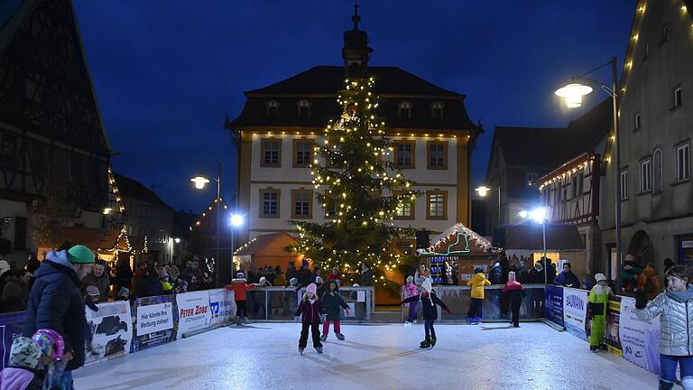 Die Kunststoff-Eisbahn beim Röttinger Winterzauber bildet neben dem umfangreichen Rahmenprogramm ein Highlight des Adventsvergnügens. Die Kunststoff-Eisbahn beim Röttinger Winterzauber bildet neben dem umfangreichen Rahmenprogramm ein Highlight des Adventsvergnügens.