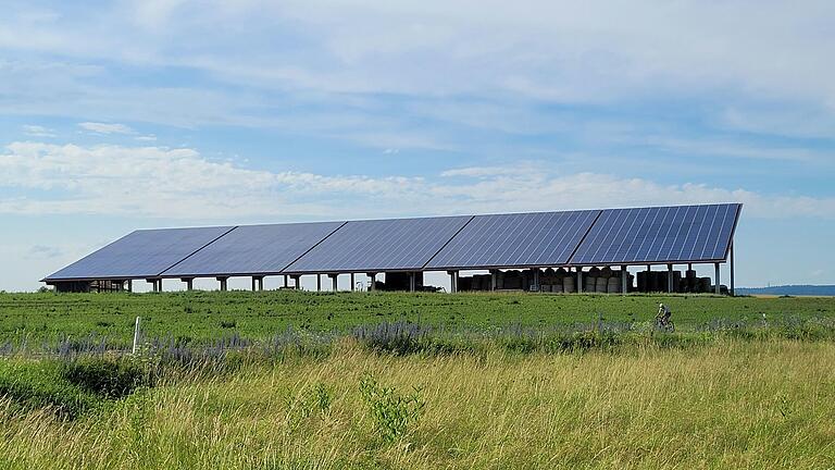 Was einst als Betriebshalle am Ortsrand von Nenzenheim deklariert war, dient bis heute in erster Linie der Produktion von Solarstrom. Was einst als Betriebshalle am Ortsrand von Nenzenheim deklariert war, dient bis heute in erster Linie der Produktion von Solarstrom.