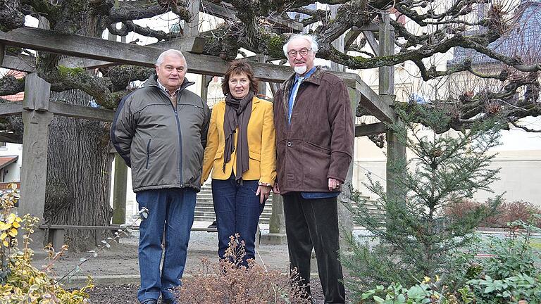 (huGO-ID: 37802030) Im Bild von links: Die ehemaligen CSU-Ortsvorsitzenden Alfred Werner und Diethard Porkert freuen sich gemeisam mit der amtierenden CSU Ortsvorsitzenden Karoline Reichert über das 50-jährige Jubiläum des Ortsverbandes. FOTO Ruth Volz