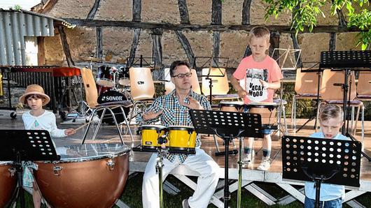 Ein faszinierender Höhepunkt war der Auftritt der drei jüngsten Musiker (von links) Lotte Henneberger, Tim Rothländer und Laurin Klement, alle drei selbst noch im Kindergarten. Mit im Bild ist Lehrer Joachim Göbel (2. von links). Ein faszinierender Höhepunkt war der Auftritt der drei jüngsten Musiker (von links) Lotte Henneberger, Tim Rothländer und Laurin Klement, alle drei selbst noch im Kindergarten. Mit im Bild ist Lehrer Joachim Göbel (2. von links).