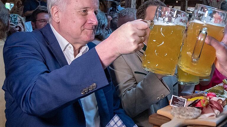 Seehofer hält erste Bierzelt-Rede - Zu Hause ist es doch am schönsten. Erstmals seit dem Ende der schweren Regierungskrise trat Horst Seehofer in einem Bierzelt auf – in Töging am Inn. Seehofer hält erste Bierzelt-Rede - Zu Hause ist es doch am schönsten. Erstmals seit dem Ende der schweren Regierungskrise trat Horst Seehofer in einem Bierzelt auf – in Töging am Inn.