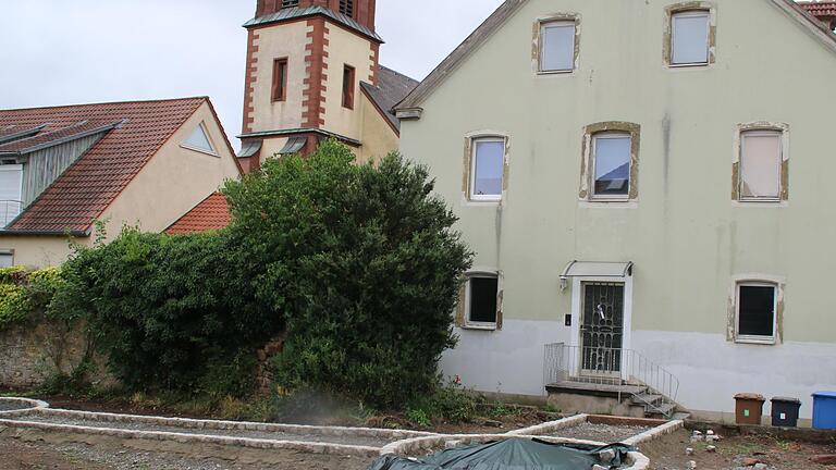 Den Vorgarten des  JuZ in Euerdorf werden die Jugendlichen mitgestalten. Ein Baum und das Pflaster fehlen noch, danach wird ein wetterfester Bücherschrank aufgestellt. Auch die  Fassade soll noch gestrichten werden.       -  Den Vorgarten des  JuZ in Euerdorf werden die Jugendlichen mitgestalten. Ein Baum und das Pflaster fehlen noch, danach wird ein wetterfester Bücherschrank aufgestellt. Auch die  Fassade soll noch gestrichten werden.