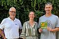 LBV-Kreisvorsitzender Klaus Sanzenbacher (links) freut sich, Nina und Timo Markert mit der Plakette 'Vogelfreundlicher Garten' auszeichnen zu können.