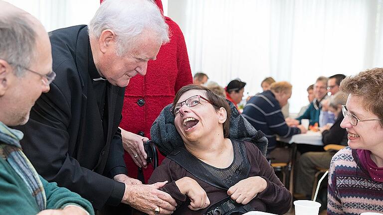 Die Gemeinschaft Sant' Egidio feierte am Sonntag die „Zeit der Barmherzigkeit“. Rund 300 Menschen trafen sich zum gemeinsamen Mittagessen. Auch Bischof em. Friedhelm Hofmann war mit dabei. Die Gemeinschaft Sant' Egidio feierte am Sonntag die „Zeit der Barmherzigkeit“. Rund 300 Menschen trafen sich zum gemeinsamen Mittagessen. Auch Bischof em. Friedhelm Hofmann war mit dabei.
