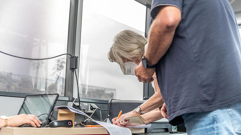 Auch Spätentschlossene aus der Region ließen sich am Sonntag an den Raststätten im Landkreis Kitzingen im BRK-Bus impfen. Auch Spätentschlossene aus der Region ließen sich am Sonntag an den Raststätten im Landkreis Kitzingen im BRK-Bus impfen.