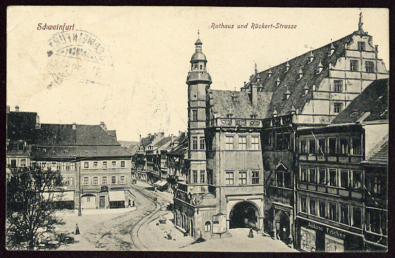 Prachtvoller Renaissancebau, der selbst den Zweiten Weltkrieg überstanden hat: Das Rathaus auf einer Postkarte von 1918, gedruckt von der 'Graph. Verlagsanstalt GmbH Dresden-Blasewitz'. Prachtvoller Renaissancebau, der selbst den Zweiten Weltkrieg überstanden hat: Das Rathaus auf einer Postkarte von 1918, gedruckt von der 'Graph. Verlagsanstalt GmbH Dresden-Blasewitz'.