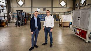 Insolvenzverfahren bei SK Hydroautomation in Oberthulba. Betriebsleiter Fred Rüttiger (links) und Vertriebsleiter Stefan Wirth in der leeren Halle für die Endmontage.