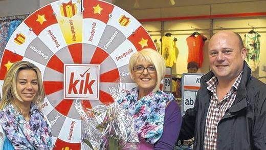 KiK eröffnet in der Bahnhofstraße - (top) Seit Donnerstag herrscht wieder Leben im ehemaligen Rewe-Markt in der Bischofsheimer Bahnhofsstraße. Mit Musik, einem Glücksrad und weiteren Aktionen eröffnete der Textildiscounter KiK seine erste Filiale in Bischofsheim. „Die Renovierungsarbeiten sind abgeschlossen und wir freuen uns sehr, die Filiale eröffnen zu können“, erklärte KiK-Pressesprecher Joachim Klähn. Dem konnten sich Bezirksleiterin Sandy Abt (links) und Teamleitung Dagmar Gründl (Mitte) nur anschließen. Sie verwiesen darauf, dass in der neuen Filiale mit ihren 652 Quadratmetern Verkaufsfläche künftig fünf Angestellte tätig sein werden. Für die Stadt Bischofsheim gratulierte stellvertretender Bürgermeister Georg Seiffert und wünschte viel Erfolg. KiK eröffnet in der Bahnhofstraße - (top) Seit Donnerstag herrscht wieder Leben im ehemaligen Rewe-Markt in der Bischofsheimer Bahnhofsstraße. Mit Musik, einem Glücksrad und weiteren Aktionen eröffnete der Textildiscounter KiK seine erste Filiale in Bischofsheim. „Die Renovierungsarbeiten sind abgeschlossen und wir freuen uns sehr, die Filiale eröffnen zu können“, erklärte KiK-Pressesprecher Joachim Klähn. Dem konnten sich Bezirksleiterin Sandy Abt (links) und Teamleitung Dagmar Gründl (Mitte) nur anschließen. Sie verwiesen darauf, dass in der neuen Filiale mit ihren 652 Quadratmetern Verkaufsfläche künftig fünf Angestellte tätig sein werden. Für die Stadt Bischofsheim gratulierte stellvertretender Bürgermeister Georg Seiffert und wünschte viel Erfolg.